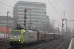 Captrain 185 541 zog am 20.3.13 einen Papierzug durch Dsseldorf-Rath.