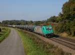 Die 185 608 mit einem Kesselzug am 08.10.2013 unterwegs bei Plling.