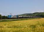 Die 185 528 mit einem Kesselzug am 06.07.2013 unterwegs bei Himmelstadt.