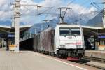 Teufelzebra 185 666-5 (Lokomotion) und eine weitere 185 mit einem Gterzug in die Richtung Innsbruck auf Wrgl Hauptbahnhof am 31-7-2013.