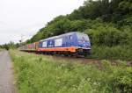 Einen herrlich farbenfrohen Anblick bot am 14.06.2013 auch die Raildox 185 409-0, die mit einem Holzzug in Richtung Sden unterwegs war.