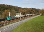 Die 185 607 mit einem Getreidezug am 10.11.2013 unterwegs bei Wernstein.