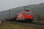 185 584-0 der HGK mit einen Kesselzug nach Süden unterwegs am 22.01.14 bei Thüngersheim.