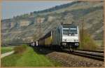 185 693-1 von RAIPOOL mit einen Autozug Richtung Süden bei Thüngersheim am 01.04.14.