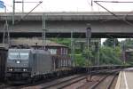 MRCE/boxXpress.de 185 574 am 29.7.13 mit einem Containerzug in Hamburg-Harburg.