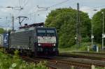 189 280 mit einem Containerzug am Bü Blumenstraße in Grevenbroich. 9.5.2014