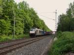 185 571-7 zusehen am 04.06.14 mit einem Container in Jößnitz/V.