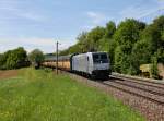 Die 185 671 mit einem Autozug am 15.05.2013 unterwegs bei Artlkofen.