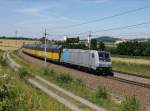 Die 185 677 mit einem Autozug am 06.07.2014 unterwegs bei Haiding.