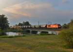 185 405 mit einem Getreidezug am 29.07.2014 auf der Isarbrücke bei Plattling.
