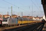 Railpool/RTB Cargo 185 684 am 27.9.13 mit einem Autozug in Würzburg Hbf.