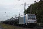 Railpool/TXL 185 671 am 14.10.13 mit einem Kesselzug beim Halt in Ratingen-Lintorf.