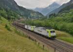 185 549 + 185 541 mit dem Papierzug am 19.06.2014 bei Gurtnellen.