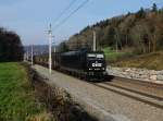 Die 185 546 mit einem Schiebewandwagenzug am 22.11.2014 unterwegs bei Wernstein.