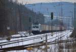 Nach einem Signalhalt in Eschwege West setzt 185 716-8 mit ihrem Containerzug ihre Fahrt gen Süden fort.