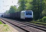 185 696-2 mit dem  Novelis-Zug  in Fahrtrichtung Wunstorf. Aufgenommen am 29.04.2014 in Dedensen-Gümmer.