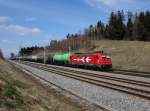 Die 185 585 mit einem Kesselzug am 07.04.2015 unterwegs bei Unterweilbach.