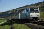 185 717-6 fährt mit eien Kühlcontainerzug am 15.04.15 bei Thüngersheim in Richtung Süden.