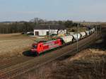 Die 185 406 mit einem Getreidezug am 15.03.2015 unterwegs bei Haiding.