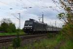 In Nievenheim kommt die 185 565-9 mit einem leeren GATX Massengutwagenzug in Richtung Neuss gefahren.