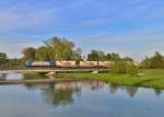 185 518 mit 40640 am 29.04.2015 auf der Isarbrücke bei Plattling.