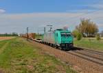 185 613 mit einem Containerzug am 22.04.2015 bei Plattling.