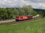 Die 185 405 und die 216 224 am 10.05.2015 unterwegs bei Pleinting.