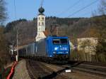 Die 185 528 und eine Weitere mit einem leeren Autozug am 27.02.2015 bei der Durchfahrt in Wernstein.