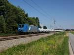 Die 185 528 mit einem Autozug am 28.06.2015 unterwegs bei Taufkirchen a. d. Pram.