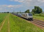 185 672 mit einem Autozug am 30.06.2015 bei Plattling.