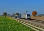 185 680 mit einem Autozug am 27.10.2015 bei Langenisarhofen.