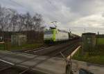 185 542-8 von Captrain mit einem Gemischtwarenladen am Haken bei Kaarst Broicherseite am 19.12.2015