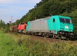 185 634-3 mit 275 120-4 der HLG mit voll beladenem Holzzug in Fahrtrichtung Süden.