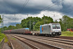 Die 185 696-2 fährt in Gütersloh mit einem kombinierten Stahl-Aluminiumzug vorüber.Bild vom 23.5.2016