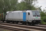 185 681-4  Railpool /SETG mit Holzzug von Rostock-Bramow nach Stendal-Niedergrne bei der Ausfahrt im Haltepunkt Rostock-Bramow.27.05.2016