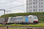 Lok 186 105-3 durchfährt den Bahnhof Pratteln.