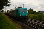 Mit Braunkohlestaubwagen am Haken kommt die RHC 185 618-6 bei Tilmeshof am Fotografen vorbeigefahren.