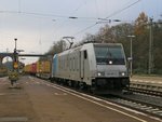 185 691-3 mit Containerzug in Fahrtrichtung Norden.