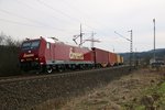 185 513-9 im Emons-Look bespannte am 28.03.2015 einen Containerzug in Fahrtrichtung Norden.