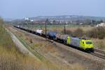 Mit einem Kesselwagenzug zum Tanklager des Münchner Flughafens kam am 09. April 2015 die 119 005 von RheinCargo an der Fotostelle bei Nordheim mit Blick auf Donauwörth vorbei.