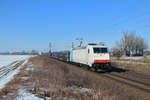 185 636 mit einem leeren Autozug am 20.02.2015 bei Plattling.