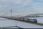 Auch diesen Zug mit 185 535 zuvorderst hat Walter Ruetsch bereits einige Kilometer früher abgelichtet (ID 992251). Hier befindet sich der UKV-Zug kurz vor Kiesen. 28. Januar 2017.