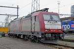 Lok 185 593-1 wartet beim Güterbahnhof Muttenz auf den nächsten Einsatz.