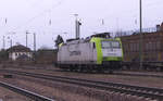 185 549-3 steht in Bous Saar in der Abstellung. Im Hintergrund die Stahlwerke Bous, ehemals (Mannesmann) Röhrenwerke Bous. Die Captrain Lok wartet auf die Zusammenstellung des Zuges mit Gußblöcken, die dann ins Ruhrgebiet transportiert werden. 04.12.2017