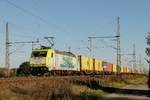185 578-2 Captrain Werbelok mit Containerzug in Dedensen G�mmer, Oktober 2017.