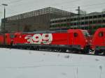 Im Sandwich zwischen 185 366-2 und 185 150-0 wird 185 399-3, die Schenker & Bombadier Werbelok am 29.12.2010 in Aachen West umrangiert