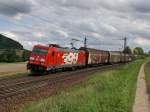 Die 185 399 am 13.08.2011 mit einem Audi Zug unterwegs bei Treuchtlingen. 