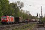 185 142  Edelwei  am 20.4.12 mit einem gemischten Gterzug bei der Durchfahrt durch Ratingen-Lintorf.