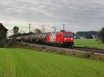 Die 185 399 mit einem Kesselzug am 13.10.2012 unterwegs bei Hilperting.