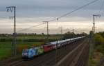 185 152-6 fuhr am 26.10.2012 mit einer 155 im Schlepp und einem Autozug von Osnabrck nach Emden, hier in Leer.